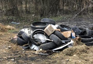 Notorycznie wyrzucane odpady w Stadłach w okolicach stawów